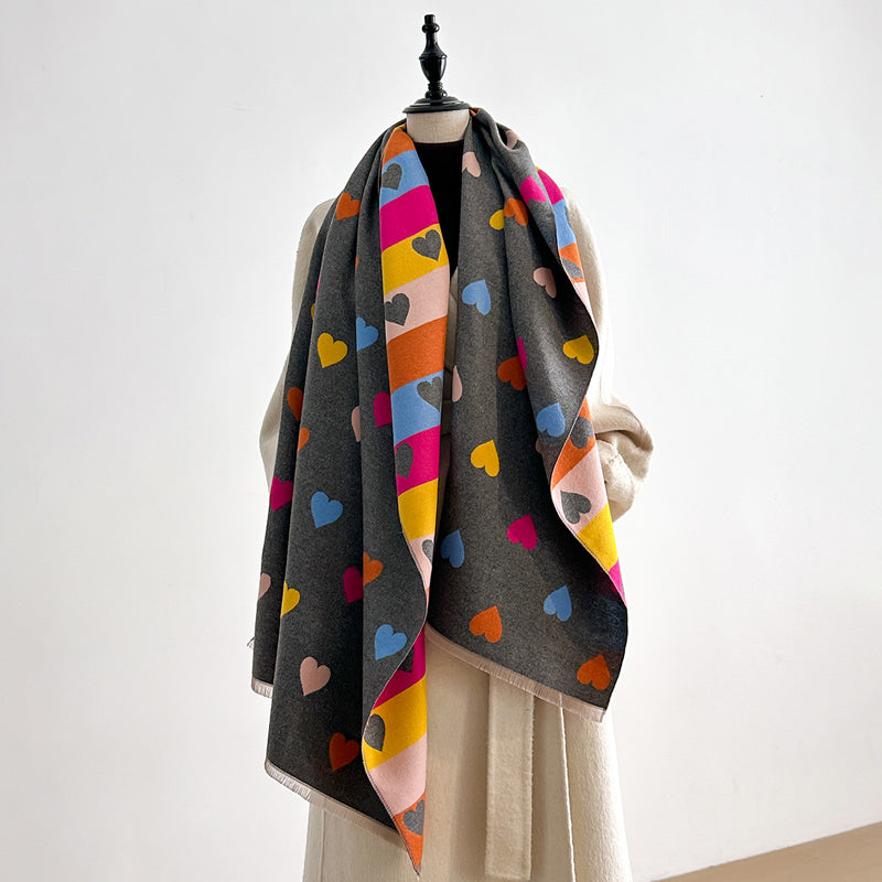 Bufanda para mujer con estampado de corazones y flecos