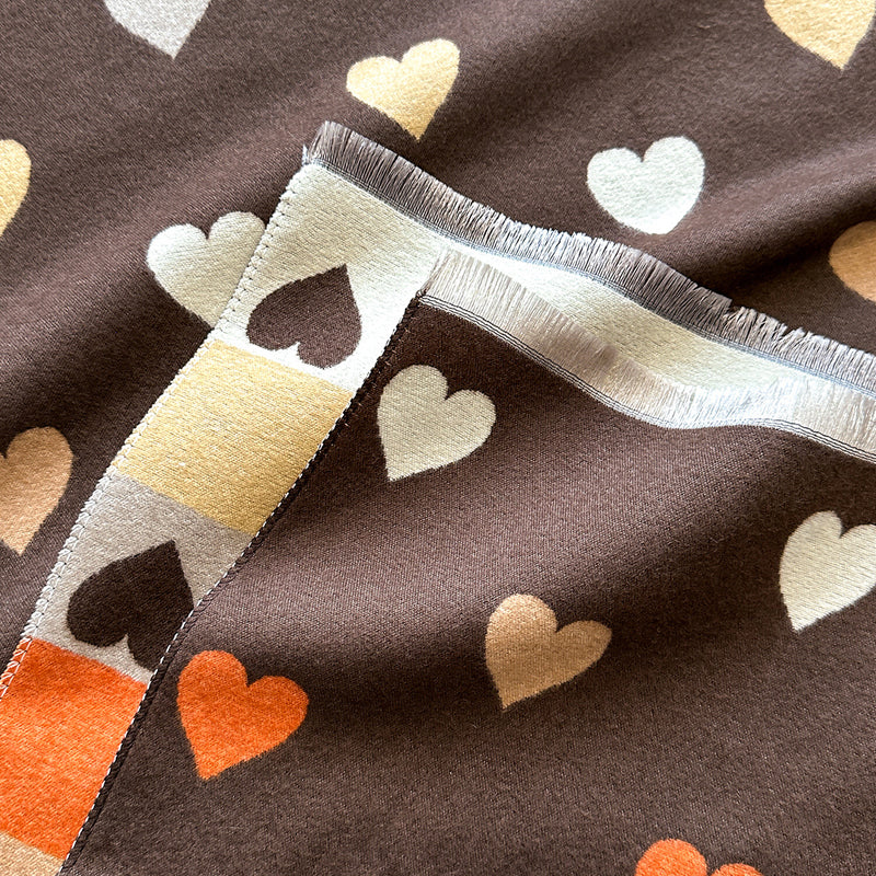 Bufanda para mujer con estampado de corazones y flecos