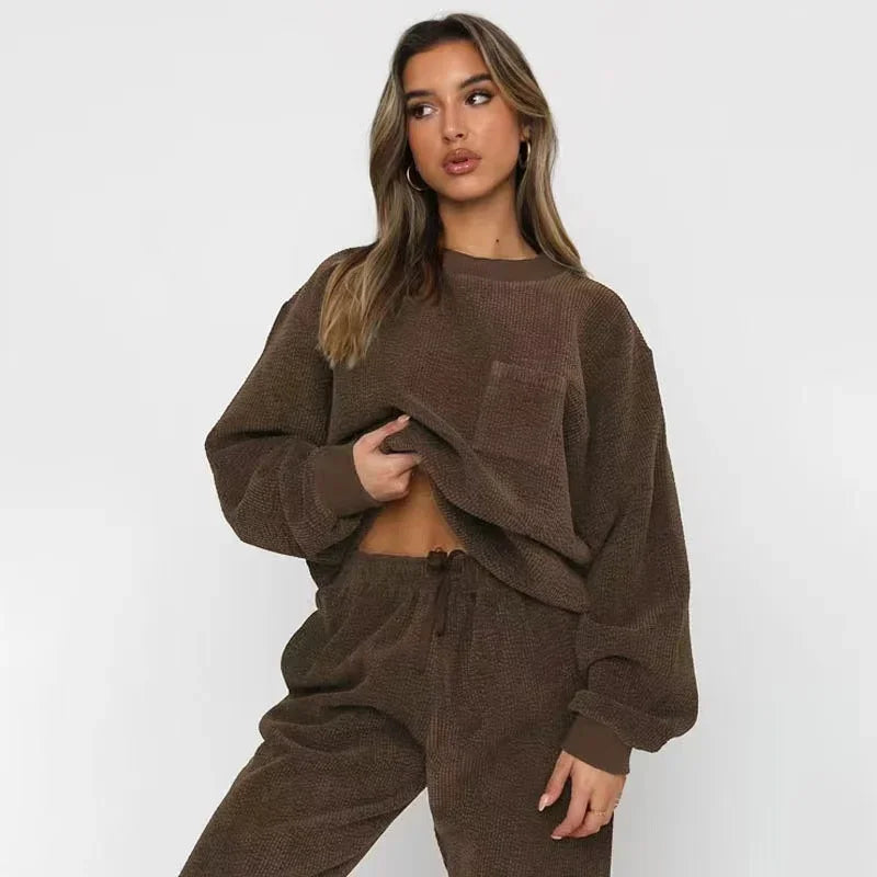 Completo da donna con felpa e pantaloni in velluto a coste
