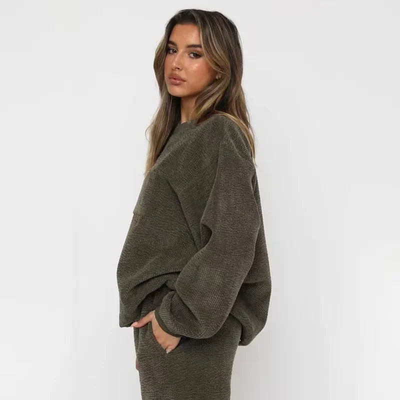 Completo da donna con felpa e pantaloni in velluto a coste