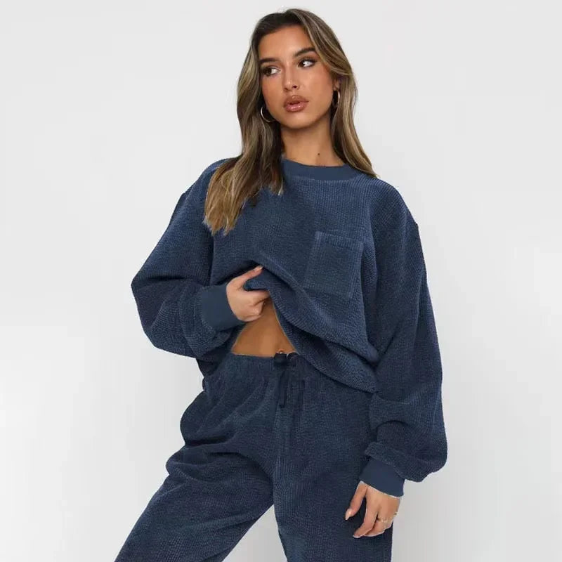 Completo da donna con felpa e pantaloni in velluto a coste