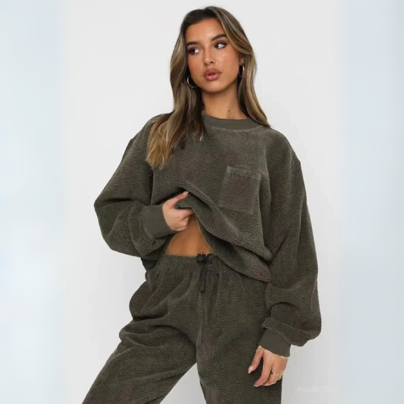 Completo da donna con felpa e pantaloni in velluto a coste