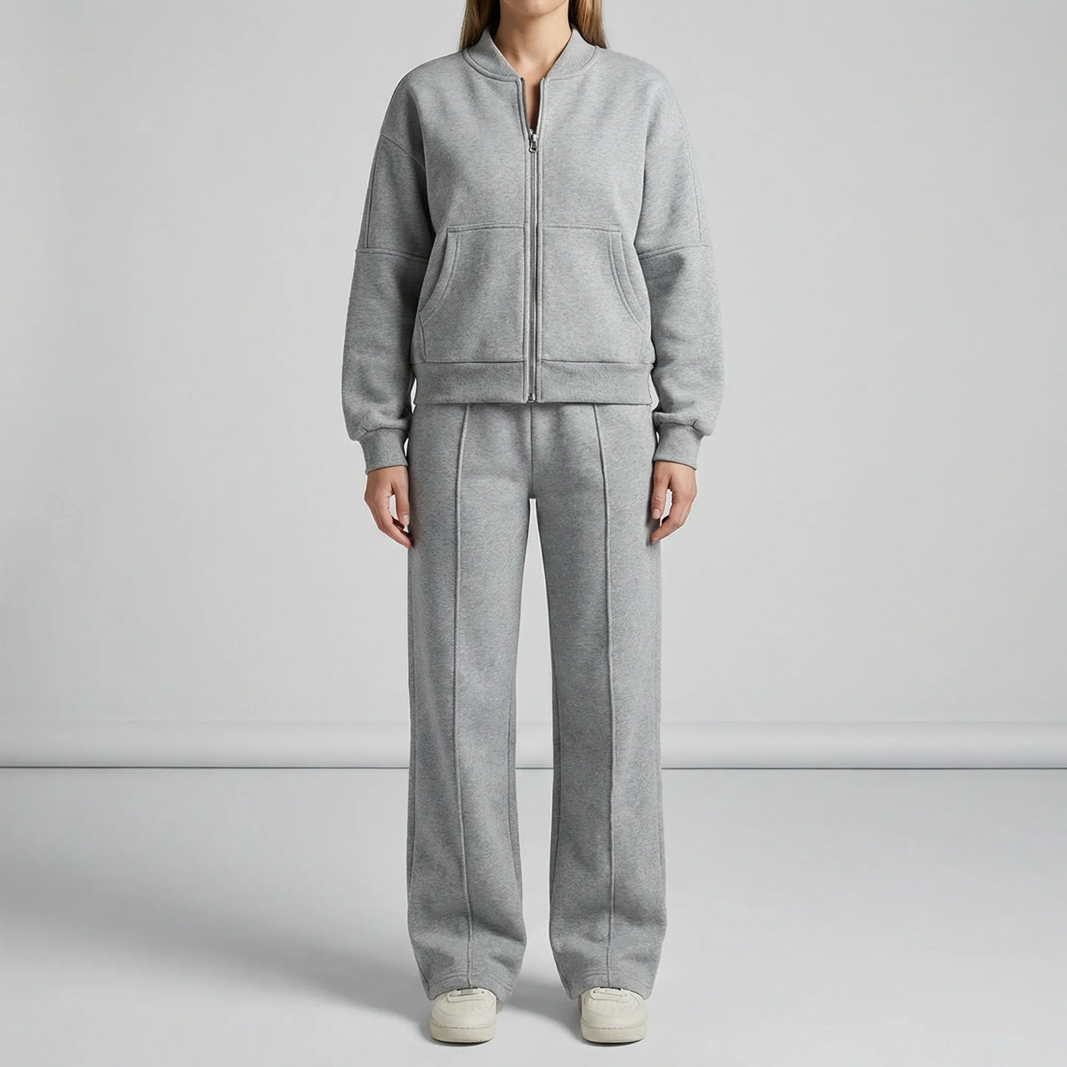 Completo coordinato da donna con giacca con cerniera e jogger