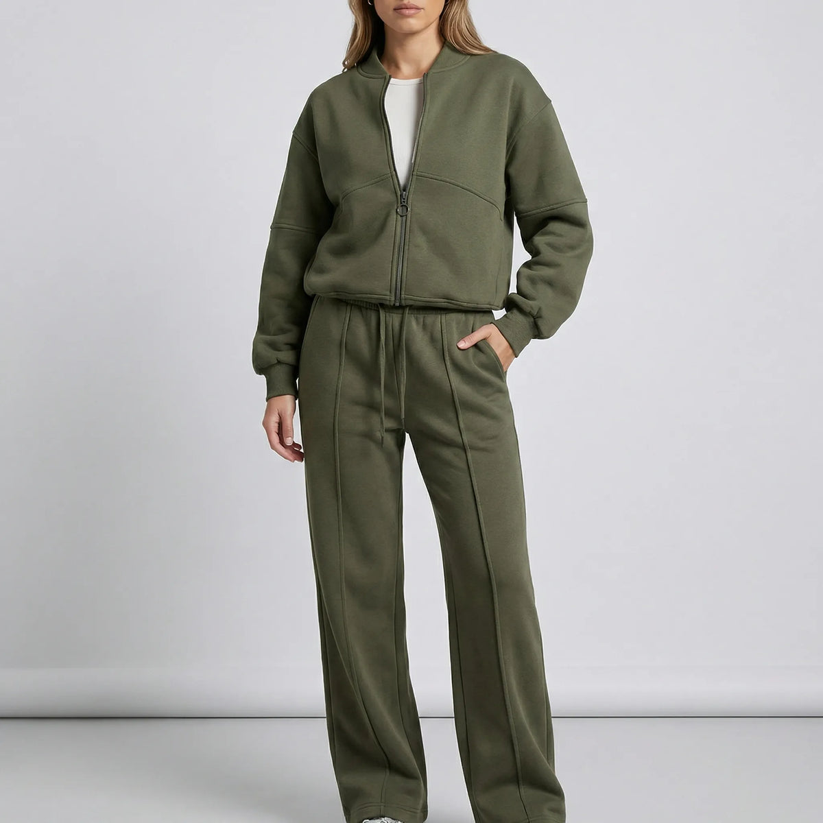 Completo coordinato da donna con giacca con cerniera e jogger
