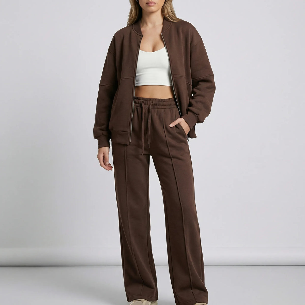 Completo coordinato da donna con giacca con cerniera e jogger