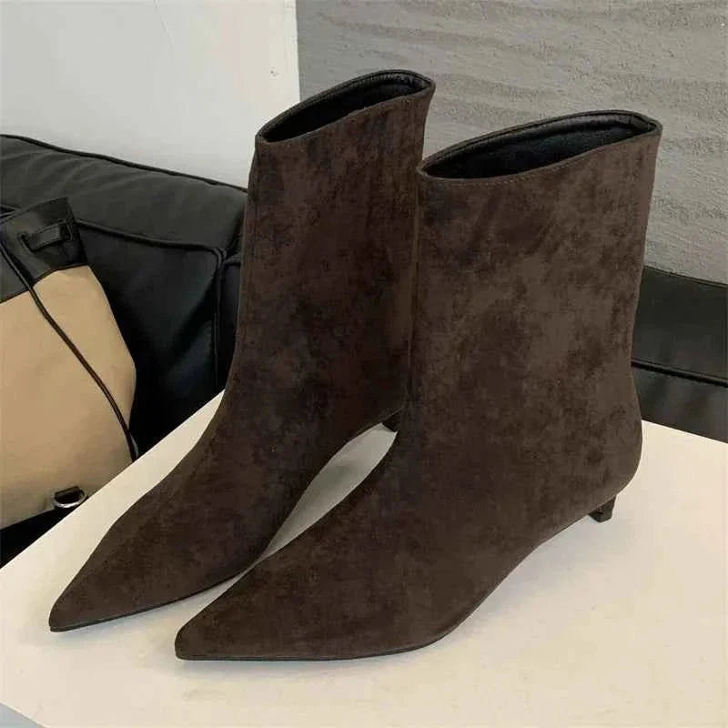 Botines para mujer, línea estilizada y tacón ancho