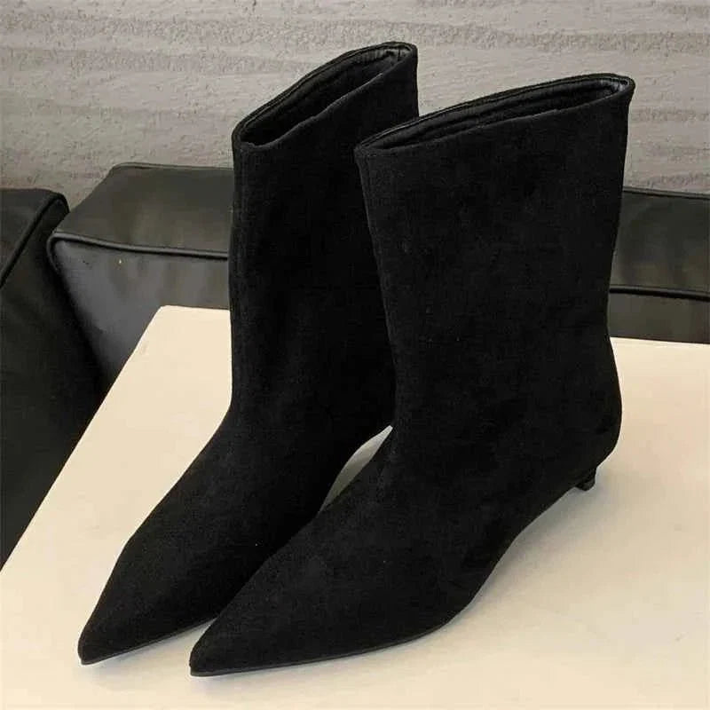 Botines para mujer, línea estilizada y tacón ancho
