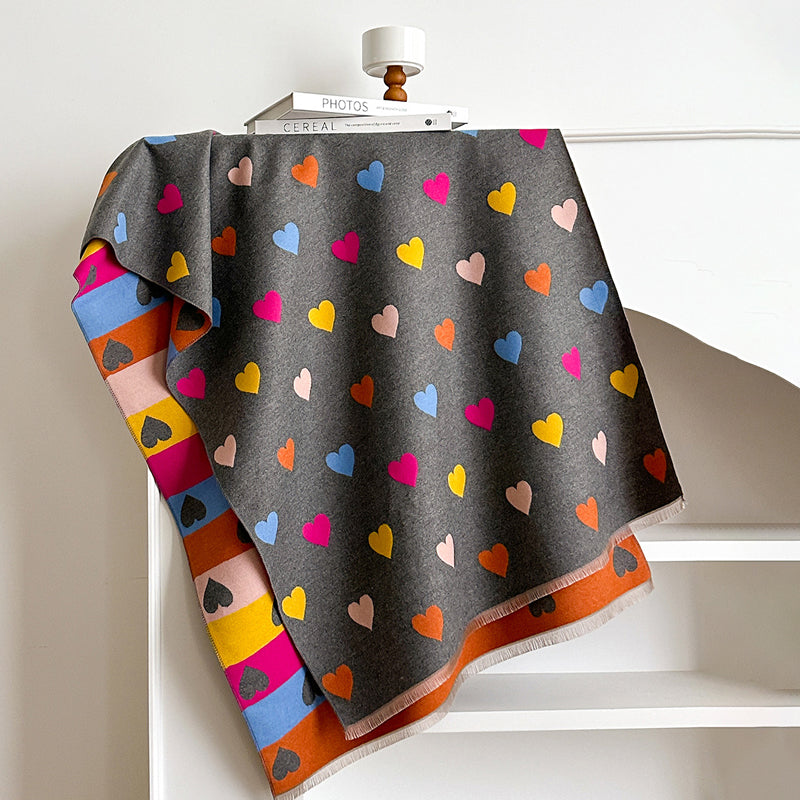 Bufanda para mujer con estampado de corazones y flecos