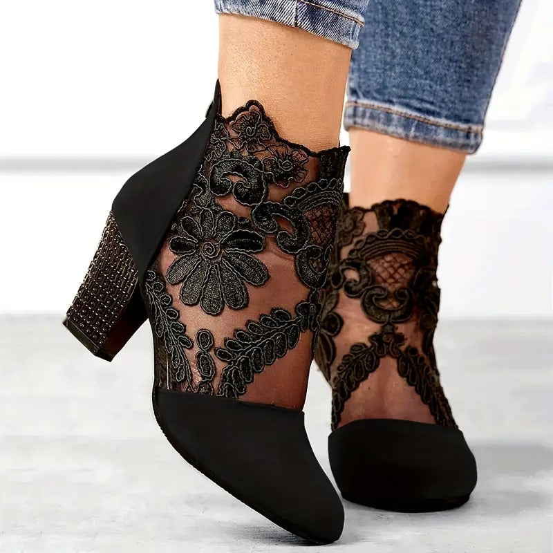 Décolleté da donna con rifinitura in pizzo