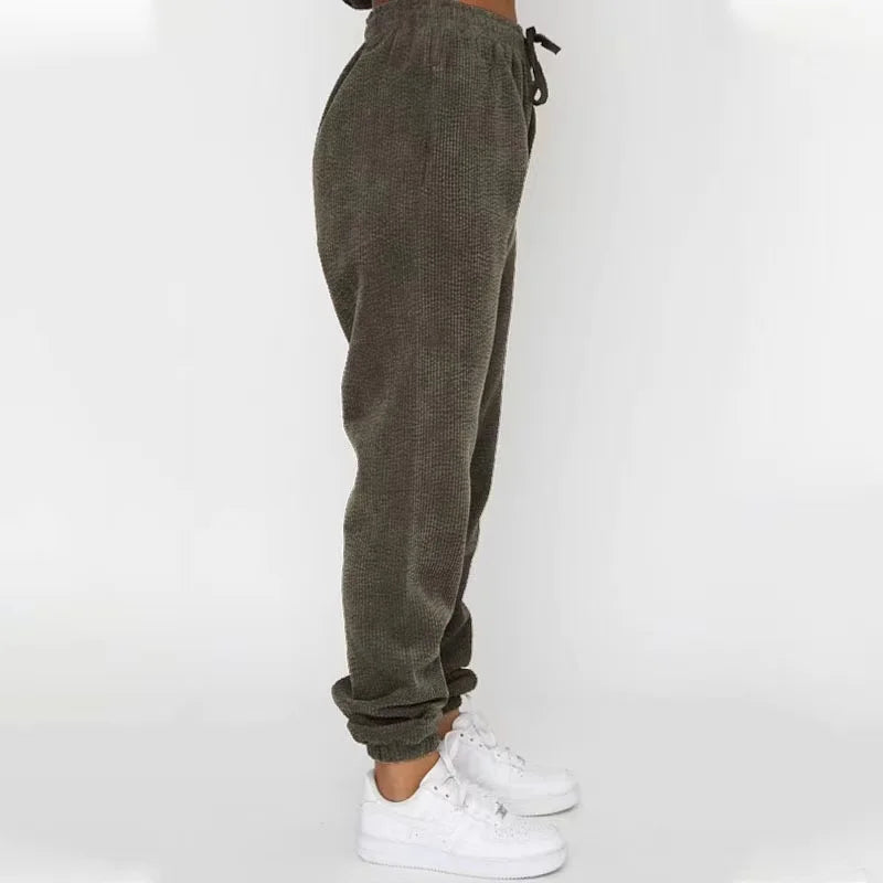 Completo da donna con felpa e pantaloni in velluto a coste