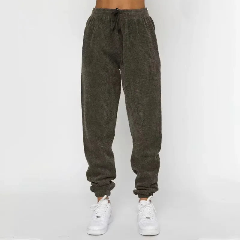 Completo da donna con felpa e pantaloni in velluto a coste