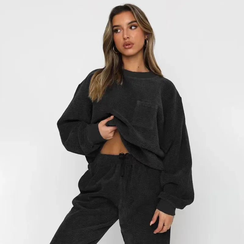 Completo da donna con felpa e pantaloni in velluto a coste