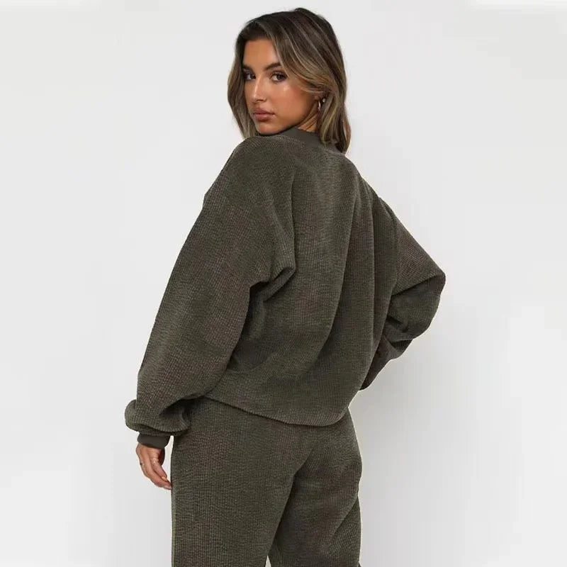 Completo da donna con felpa e pantaloni in velluto a coste