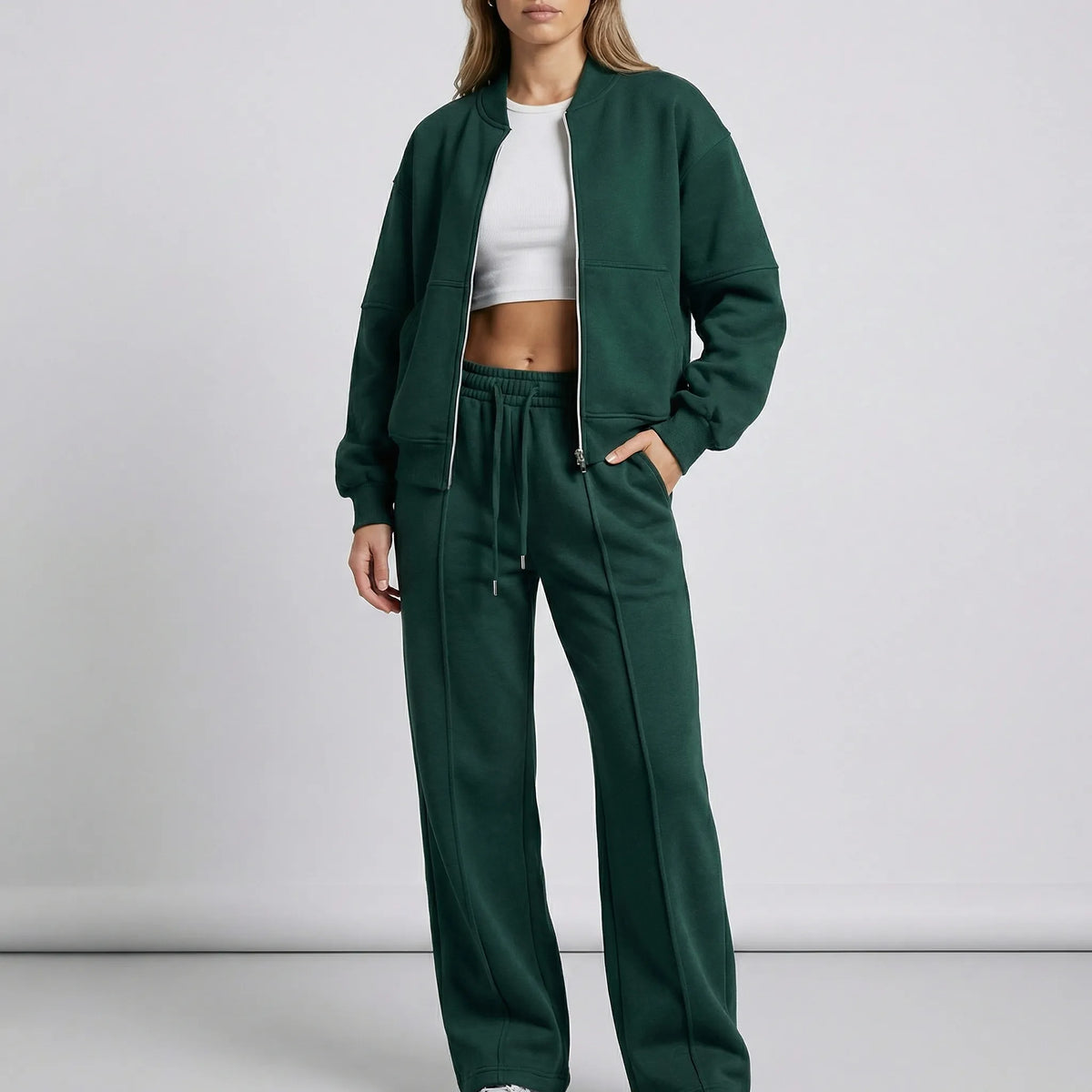 Completo coordinato da donna con giacca con cerniera e jogger