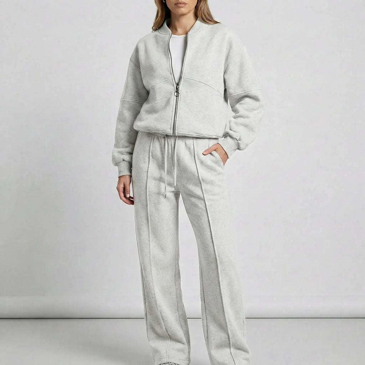 Completo coordinato da donna con giacca con cerniera e jogger