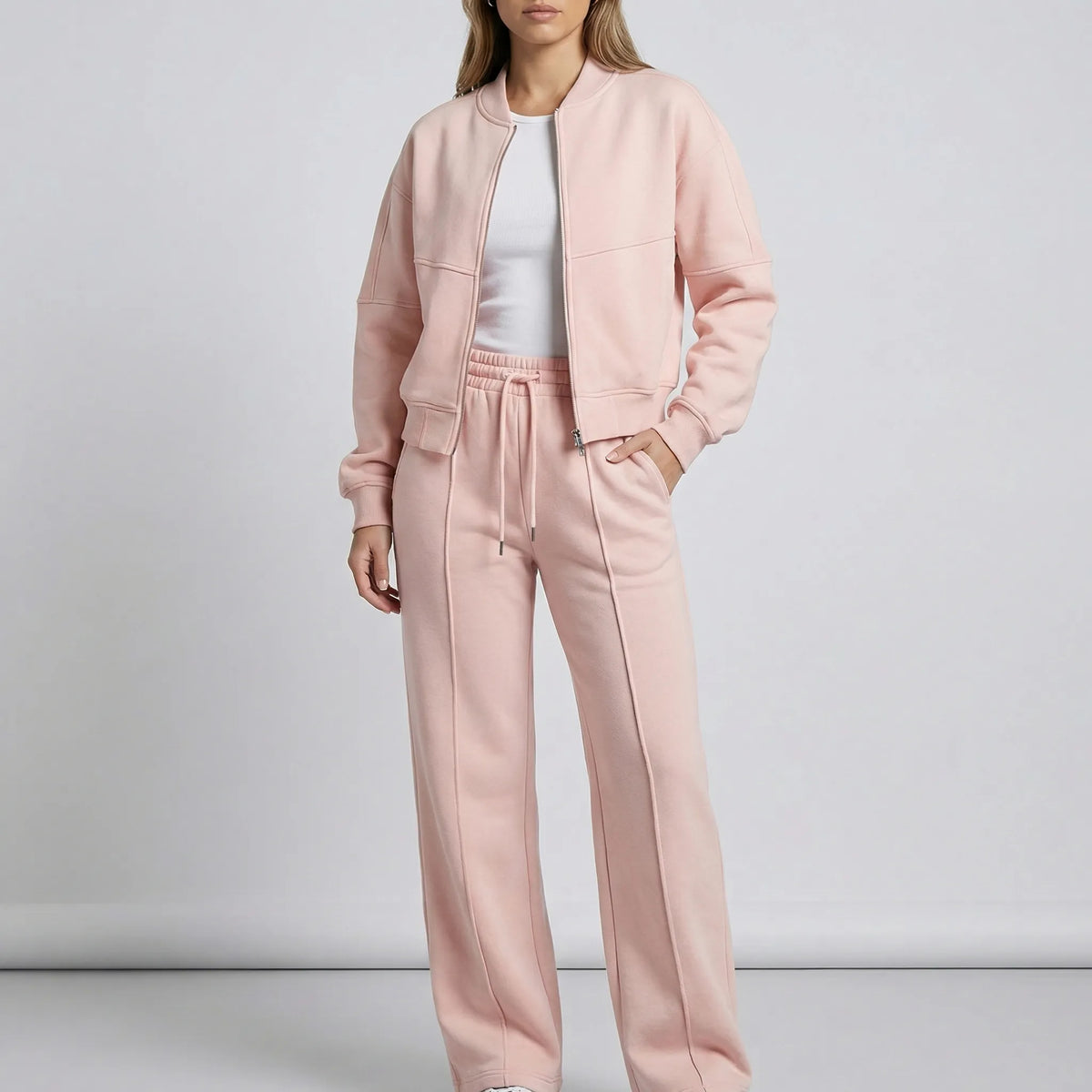 Completo coordinato da donna con giacca con cerniera e jogger