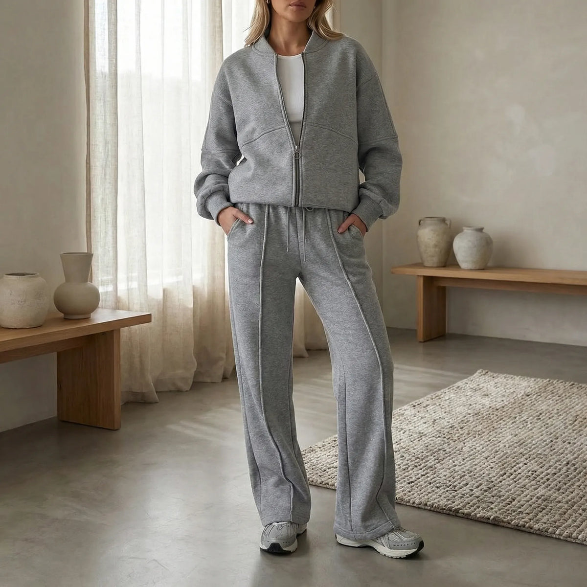 Completo coordinato da donna con giacca con cerniera e jogger