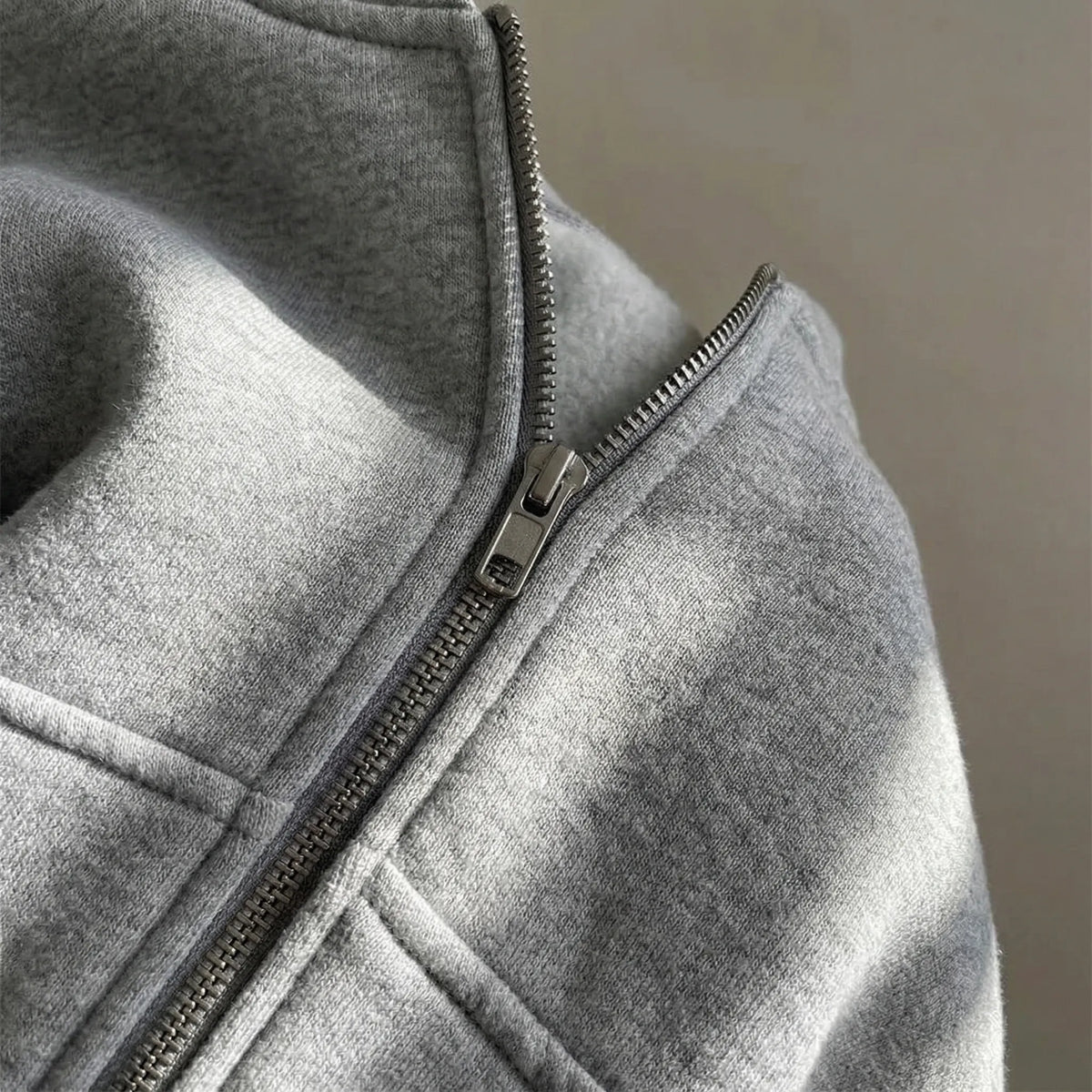 Completo coordinato da donna con giacca con cerniera e jogger