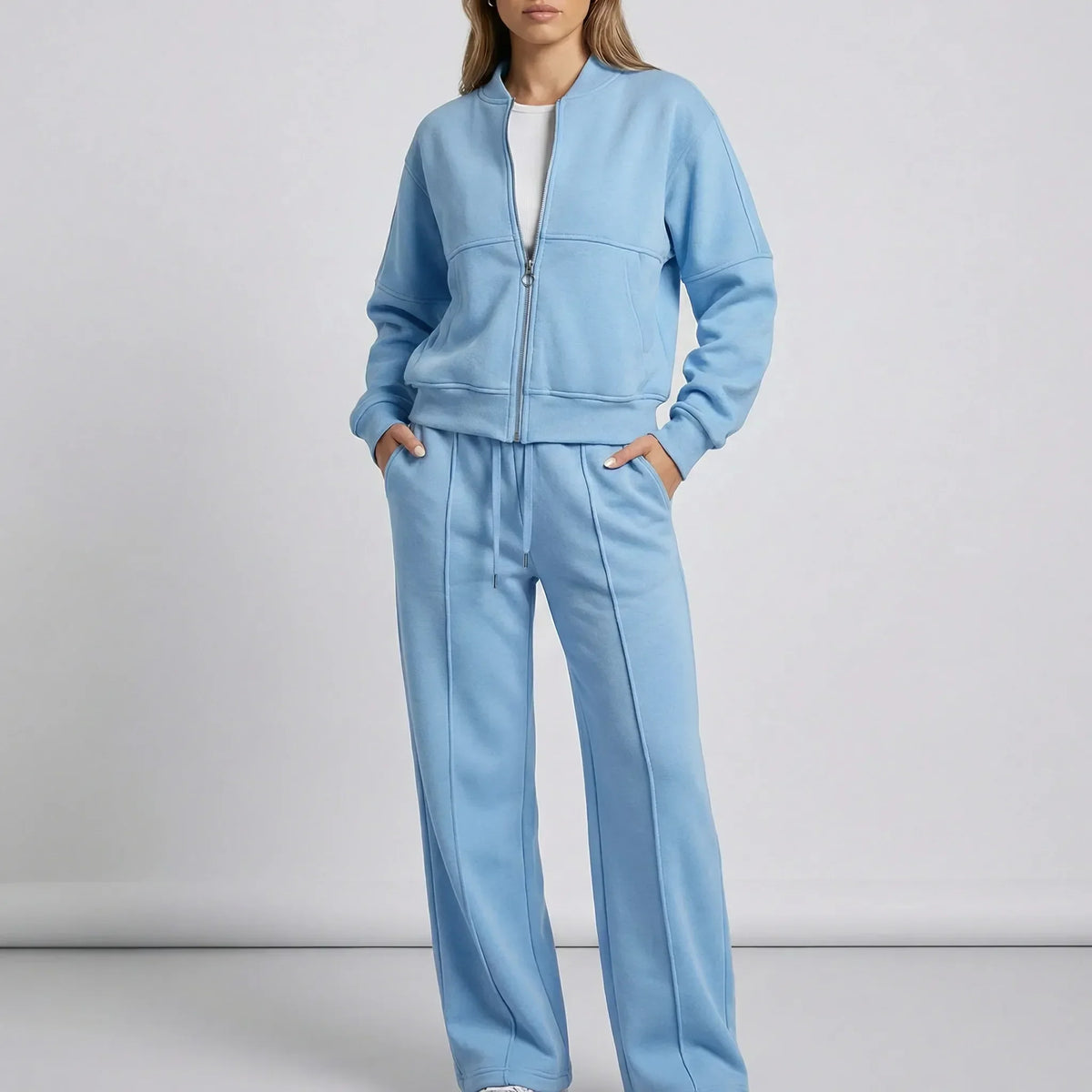 Completo coordinato da donna con giacca con cerniera e jogger
